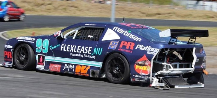 Frederiks bagende blev demonteret efter nærkontakt med en konkurrent. Tæt kørsel, mange dueller og super fedt race på Ring Djursland.
(Foto: JJ Media)